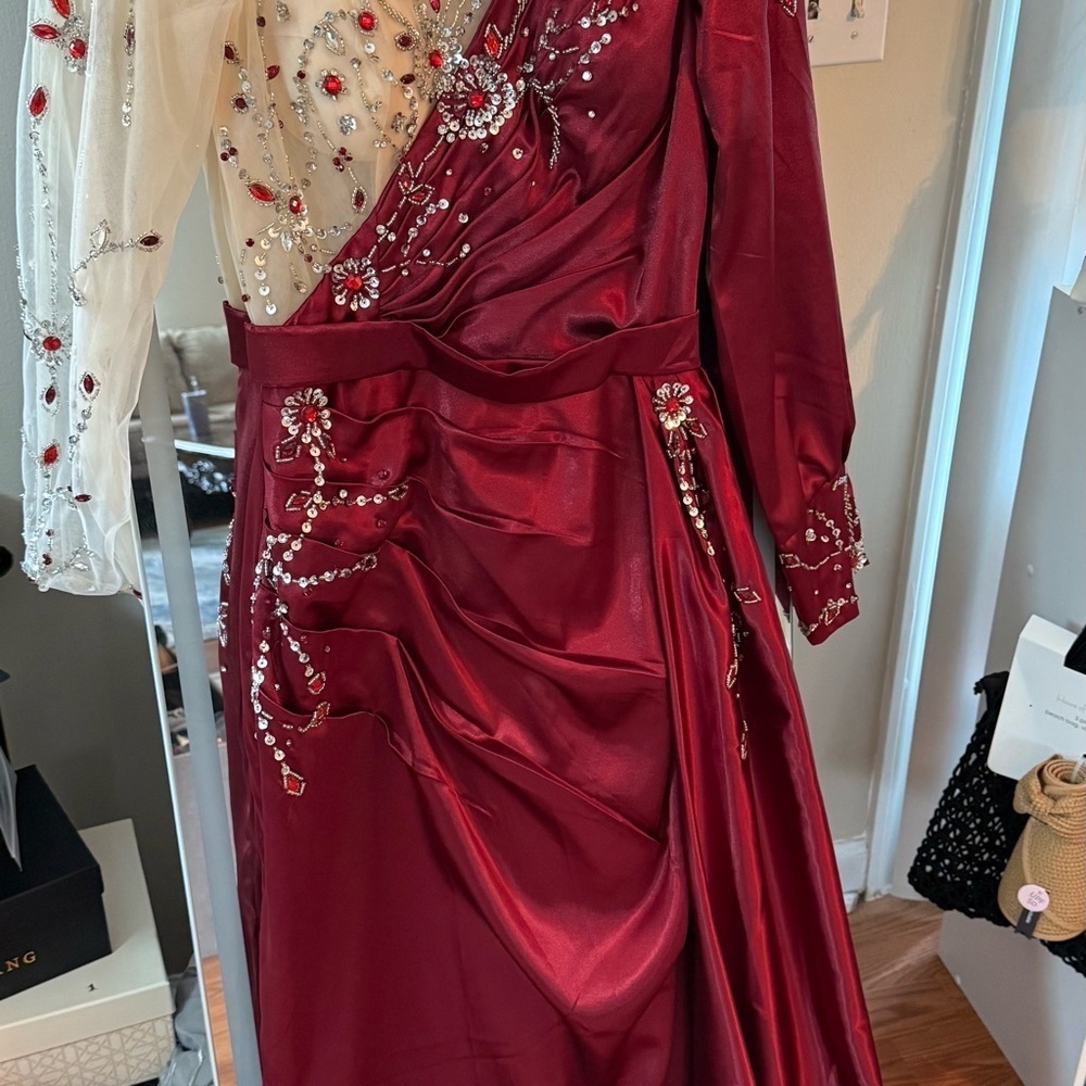 Elegant Evening Gown - Picture 9 of 11